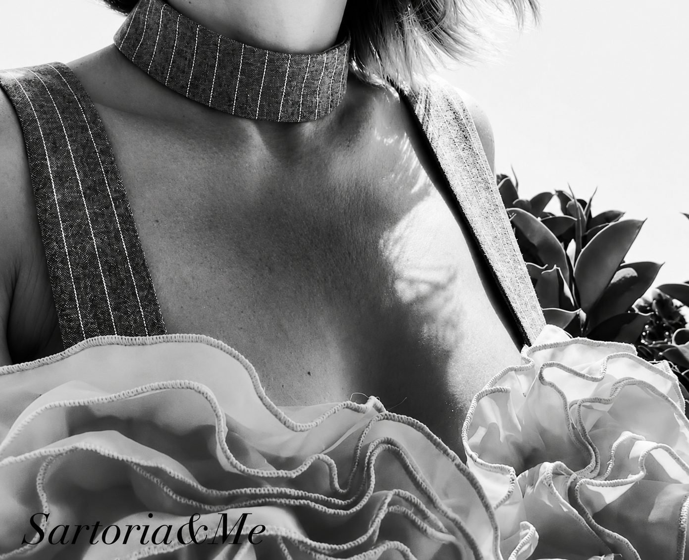 Pieza de Sartoria&Me: gargantilla de tejido de raya diplomática y volantes de organza, en blanco y negro.